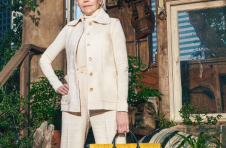 简·方达（Jane Fonda）和莉尔·纳斯（Lil Nas）X明星参加夏季运动