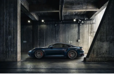 视频展示了新款保时捷911 Turbo