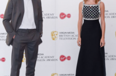 黛西·埃德加·琼斯（Daisy Edgar Jones）和保罗·梅斯卡尔（Paul Mescal）在BAFTA电视颁奖典礼上的红毯上社交距离