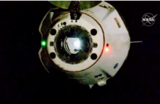 宇航员乘坐SpaceX Dragon太空舱回程时躲避飓风