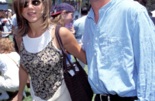 珍妮弗·安妮斯顿（Jennifer Aniston）是90年代低调风格的海报女郎