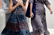 凯蒂·福尔摩斯（Katie Holmes）与苏瑞（Suri）在母女节上试穿套件